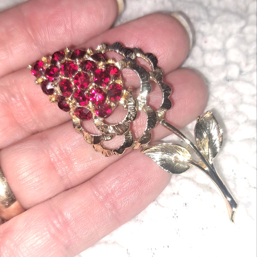 Gorgeous Mid Century Ruby Red Crystal RhinestoneFlower In Gold Tones Brooch Pin